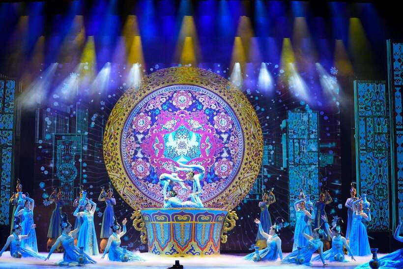 Beijing: Acrobatic Show Tickets Traditional & Modern Fusion - What happens at Qinle Palace