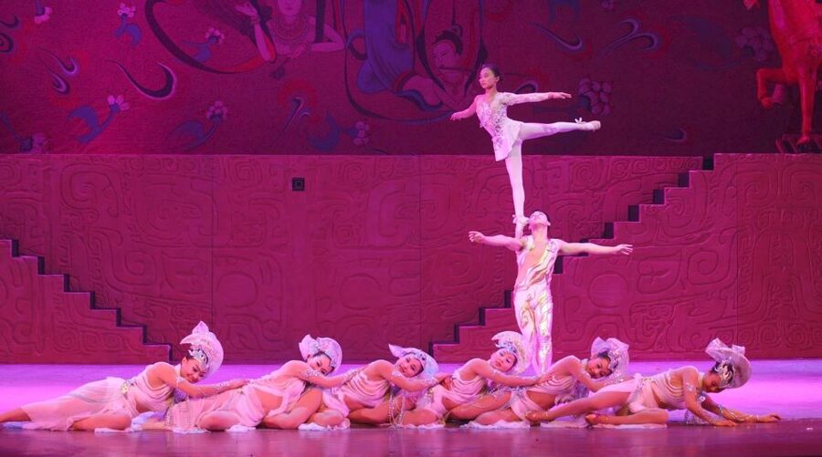 Beijing: Acrobatic Show with Peking Duck Dinner Private Tour - Red Theater and the acrobatics show