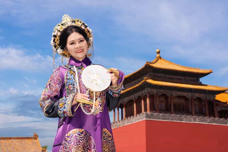 Beijing: Explore the Forbidden City in Hanfu - Choosing your robe and getting ready