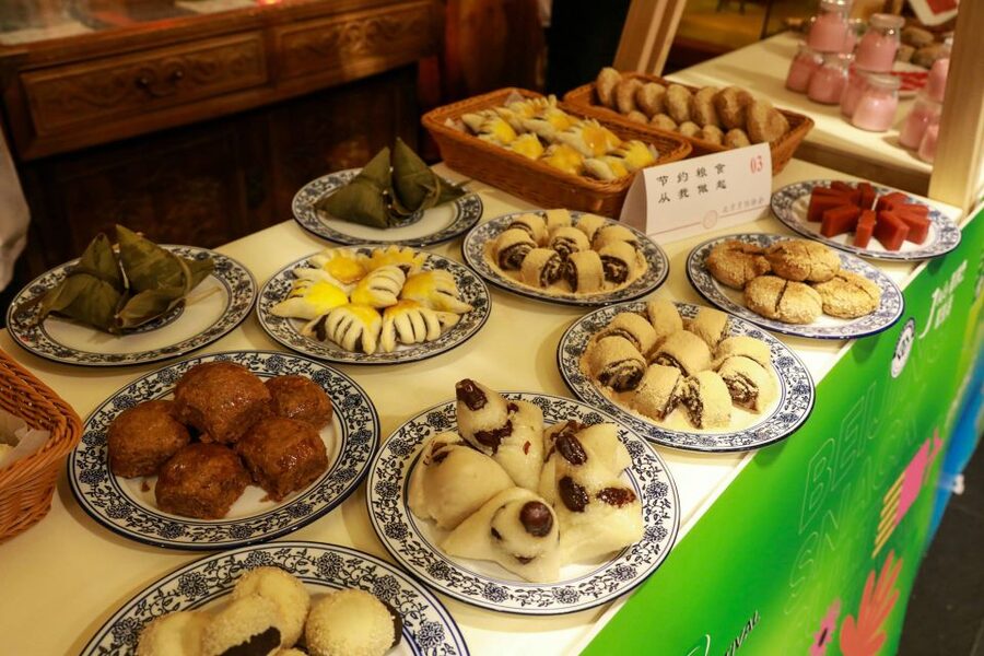 Beijing: Hutong Culinary Walking Tour with 15+ Tastings - What the guides add to the food