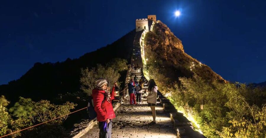 Beijing: Jinshanling and Simatai Wall&Gubei Watertown Tour - Local food between two Great Wall sections