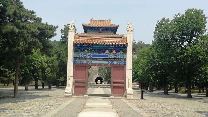 Beijing: Juyongguan Great Wall, Sacred Way & Ming Tombs Trip - Lunch: included only in the top package