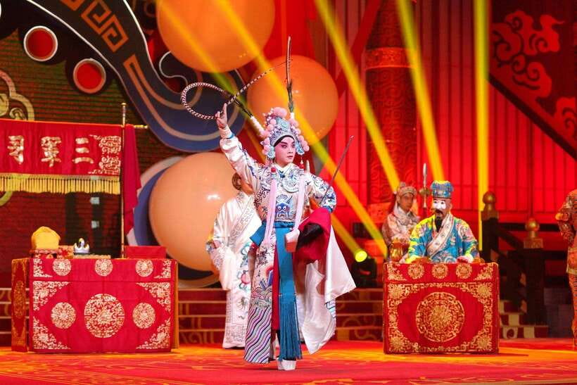 Beijing: Must-See Peking Opera at Liyuan Theatre Ticket - Watching the makeup and costume preparation