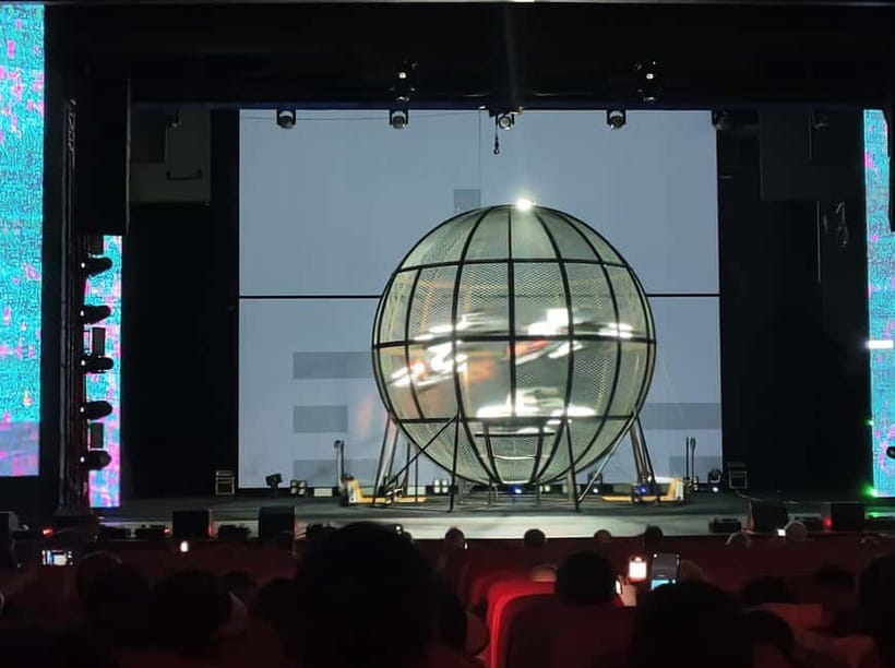Beijing: Qinle Palace Acrobatics Show Ticket - Floating star disks and human pyramids