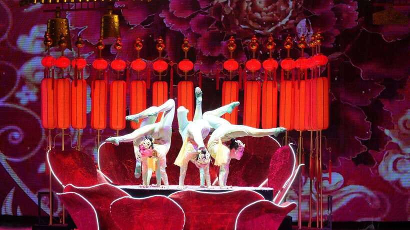 Beijing: Red Theatre Acrobatics Show Ticket-Local Must-See - Strength and flexibility in the double skill act