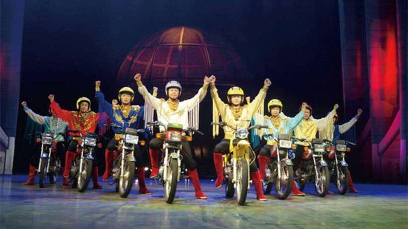 Beijing: Red Theatre Acrobatics Show Ticket-Local Must-See - Drill circle and turntable: group precision on display