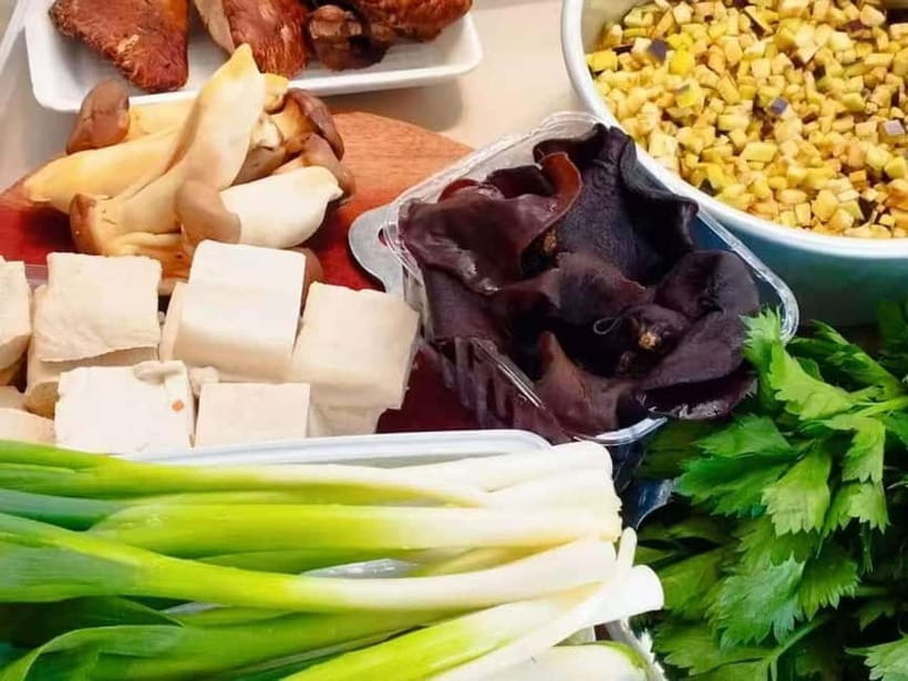 Beijing: Vegan Home Cooking & Local Market Tour with Sanxia - Tea, dim sum, and the pause before dinner