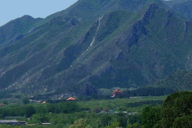 Boutique Tour: Juyongguan, Sacred Way and Dingling of Ming Tombs - The private format changes the pace