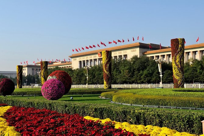 Boutique Tour: Tiananmen, Forbidden City, Mutianyu with VIP Pass - Lunch with a view toward Mutianyu