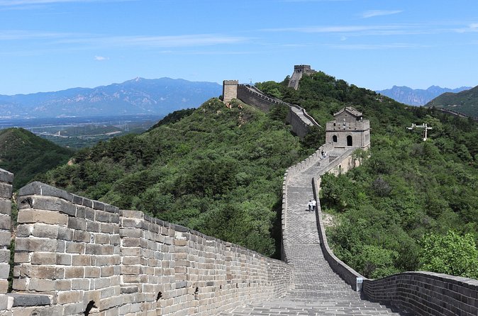 BusDa-Ancient Great Wall &Badaling Great Wall Full-day Bus Tour - The guides can make a large group work