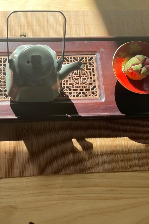 Chinese Tea ceremony in Beijing Hutong courtyard - Four teas, four different ways to taste China