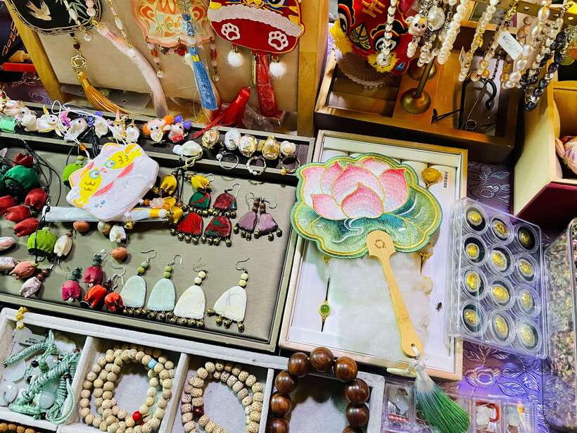 Night Market Haggling Adventure with an English Guide! - What the English guide adds
