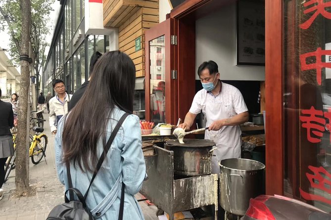 Private Tour: Beijing Hutong Night Walking and snacks Taste - How the private format affects the evening