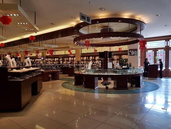 Private Tour to Pearl Market Acrobatic Show & Peking Duck Dinner - Shopping Hongqiao Market with a private guide